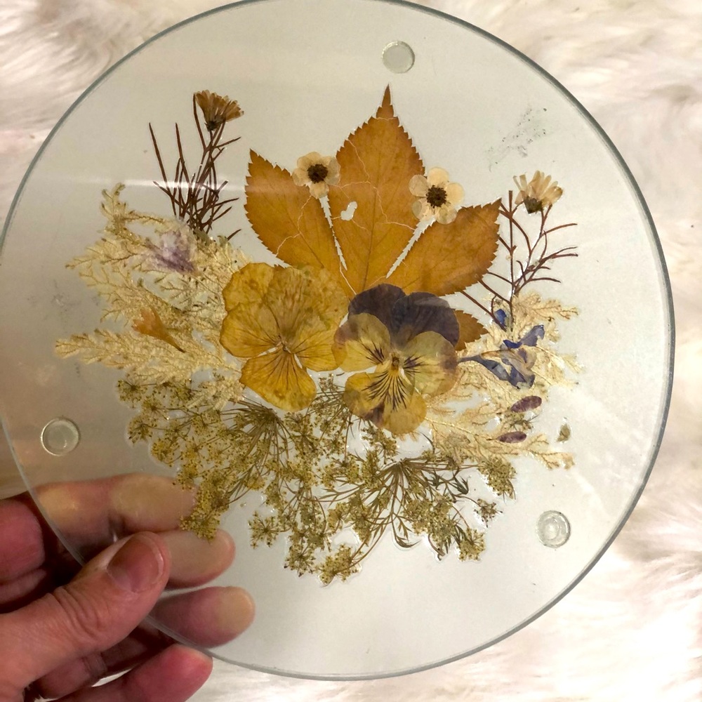 Vintage resin hot plate with pressed wild flowers